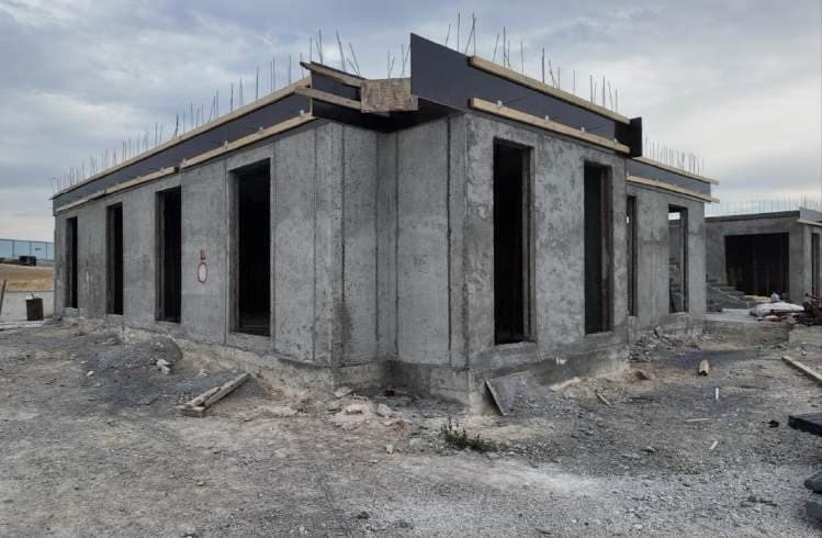 Püskürtme betonu tamamlanmış tek katlı kaba yapı; kapı ve pencere boşlukları açık, üstte donatı uçları görünüyor.